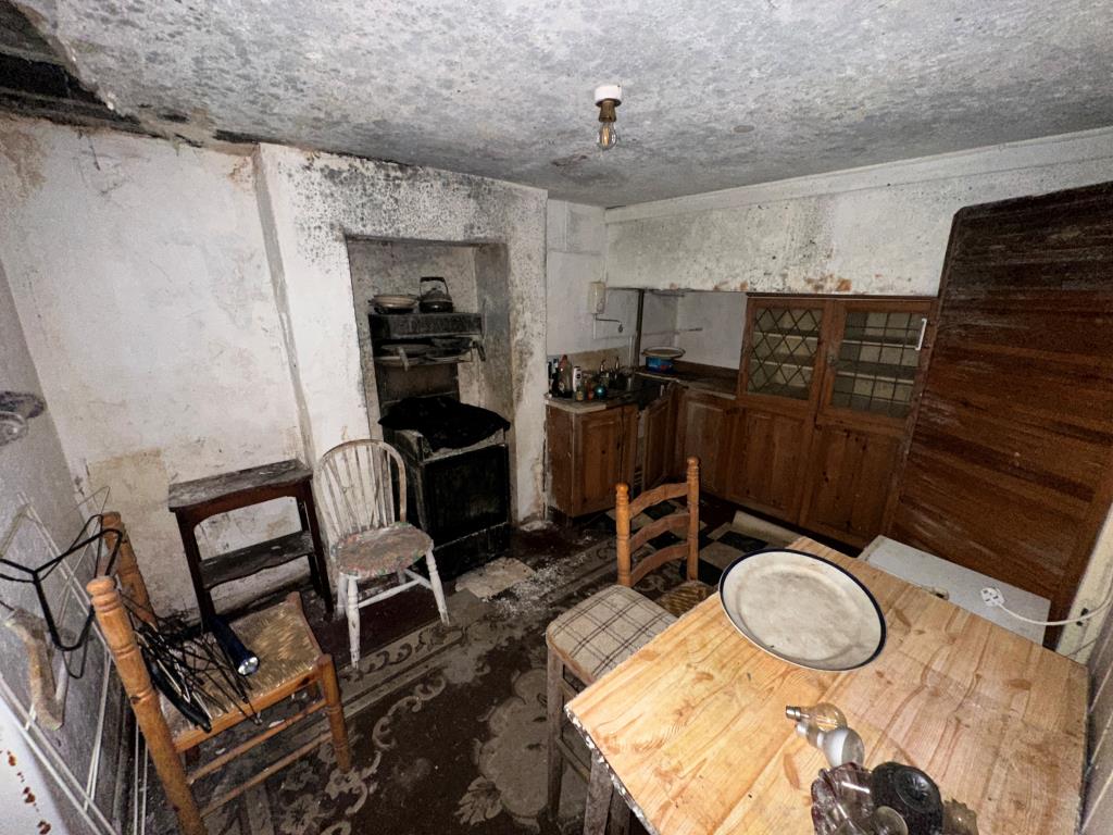 Lot: 151 - FREEHOLD RESIDENTIAL ON HIGH STREET WITH OUTSIDE SPACE FOR REFURBISHMENT - 